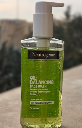 ژل شستشوی صورت پوست چرب نوتروژینا Neutrogena